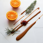 Mandarin, caramel and cedar representing the olfactory notes of the perfume.