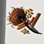 Cinnamon, tobacco and vanilla representing the olfactory notes of the perfume.
