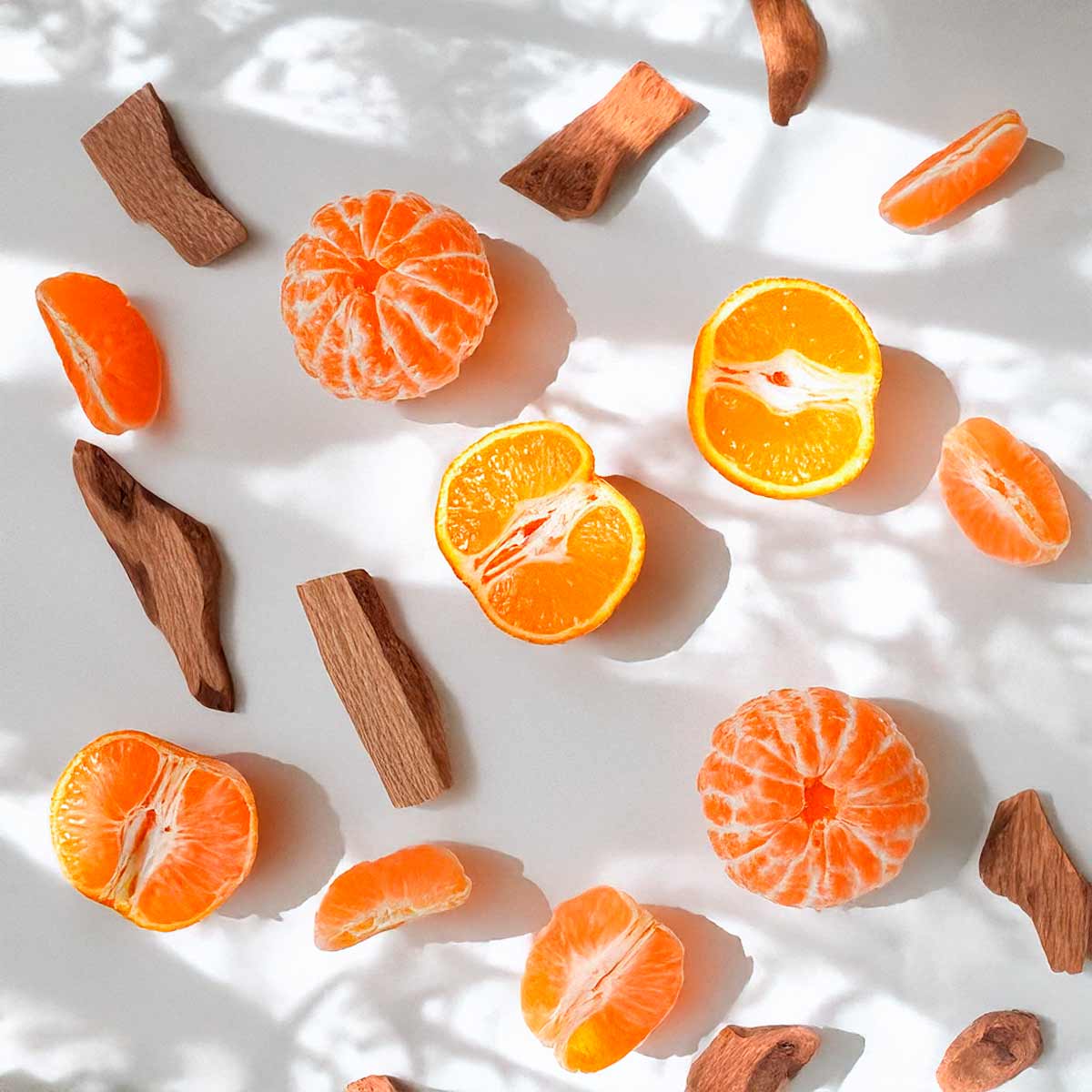 Citrus and woody olfactory notes with fresh mandarin and wood