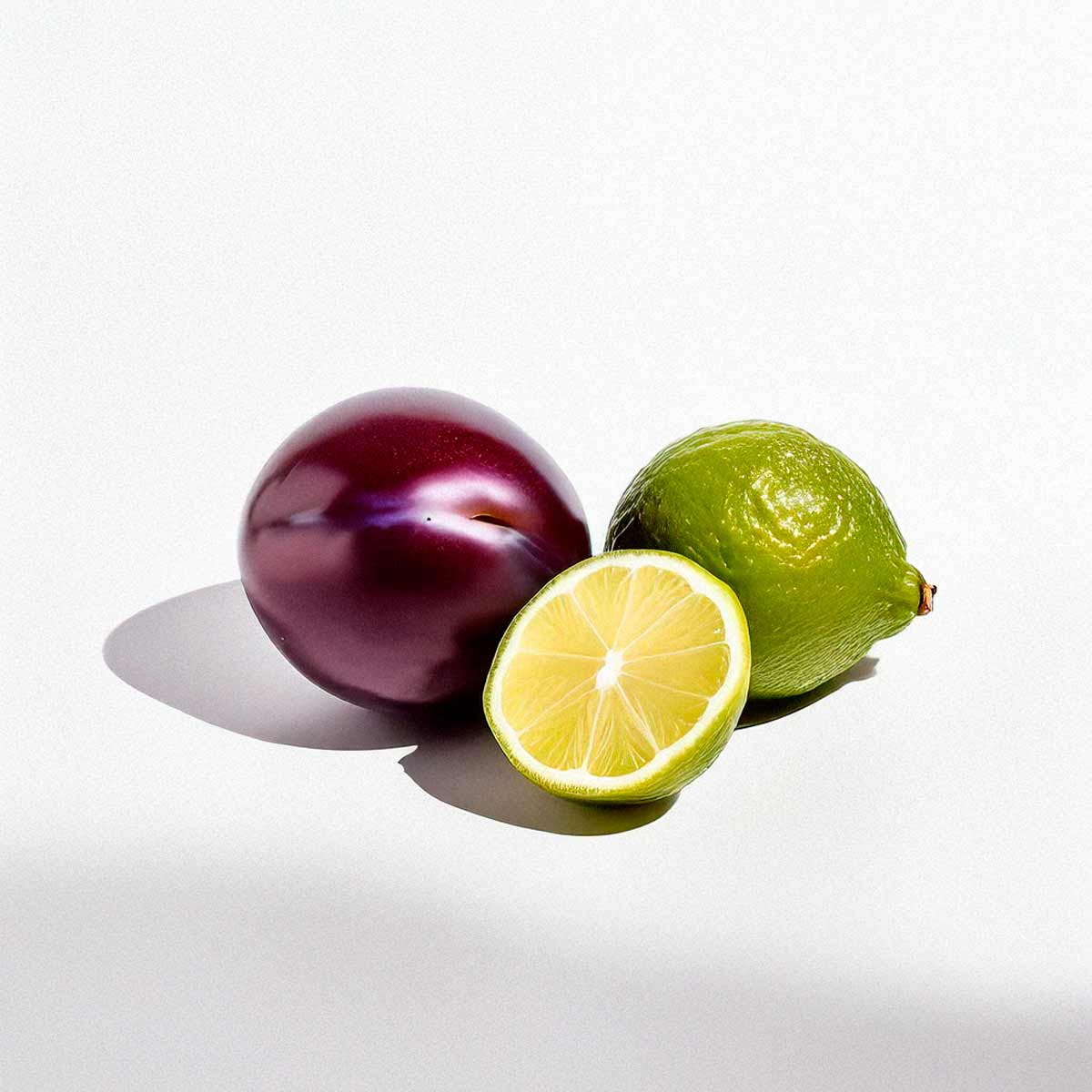 Fruity and citrusy olfactory notes with plum and fresh lime