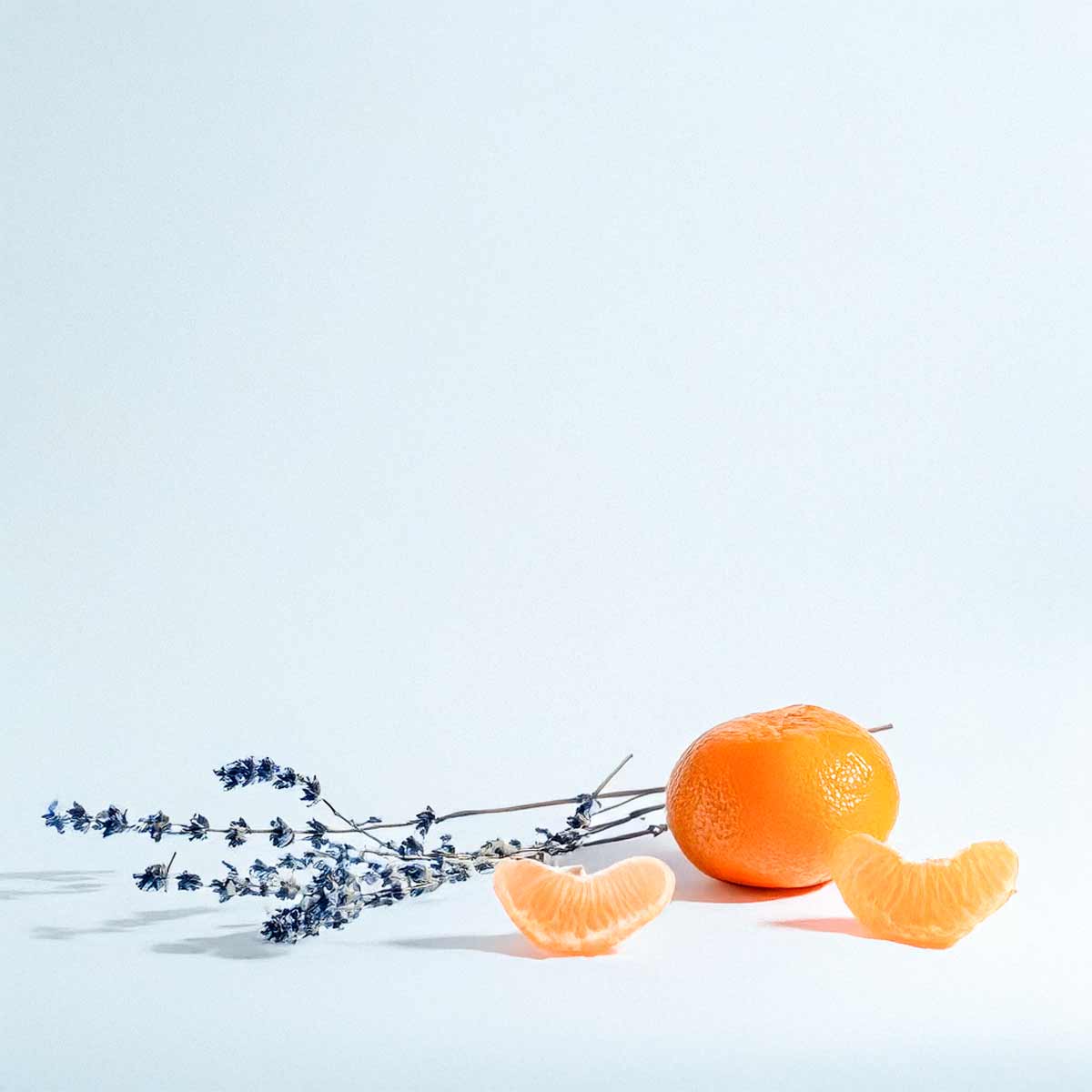 Olfactory notes of the perfume with lavender and mandarin.