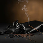 Black pomegranate on leather and incense alluding to the intense and mysterious perfume.