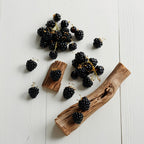 Wood and blackcurrants represent the olfactory notes of the perfume.