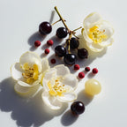 Blackcurrants, orange blossom and pink pepper represent the olfactory notes of the perfume.