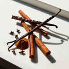 Vanilla and cinnamon representing the olfactory notes of the perfume.