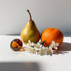 Amber, pear, orange and jasmine representing the olfactory notes of the perfume.