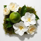 Jasmine, tuberose and moss representing the olfactory notes of the perfume.