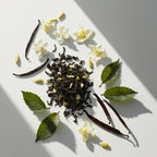 Tea, jasmine and vanilla represent the olfactory notes of the perfume.