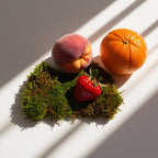 Peach, mandarin, strawberry and moss representing the olfactory notes of the perfume.
