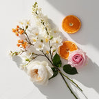 Orange blossom, jasmine and rose representing the olfactory notes of the perfume.