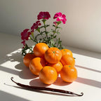 Vanilla, mandarin and geranium representing the olfactory notes of the perfume.
