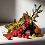 Fruity and woody olfactory notes with raspberry, leather, kumquat and yellow flowers